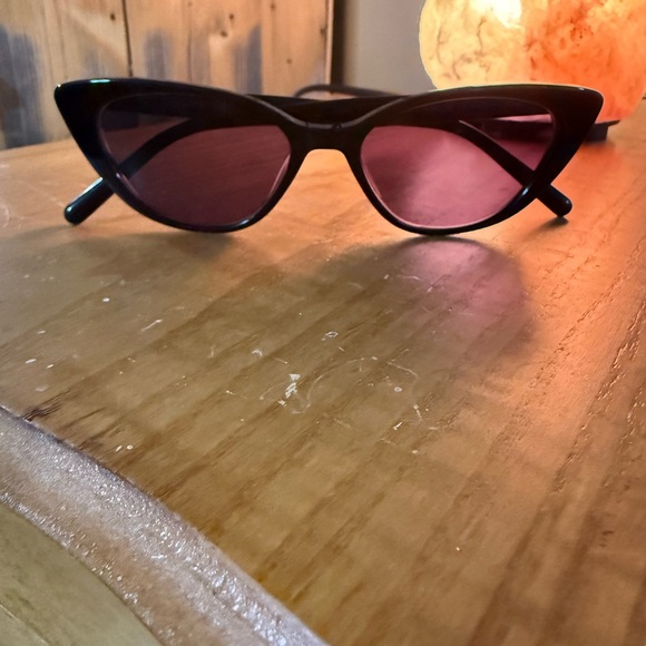 Black Cat-Eye Sunglasses - Picture 5 of 6